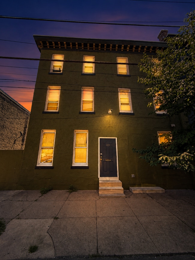 Building Photo - 2201 E Thompson St