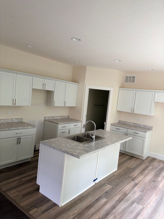 0446-448 E 2nd Street