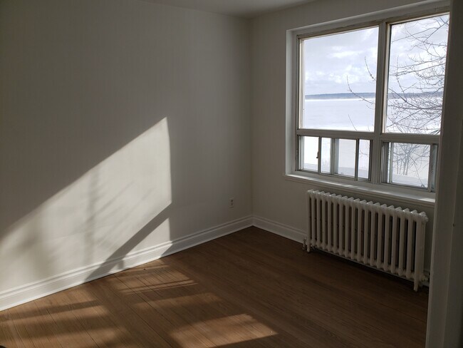 Photo - 108 Kempenfelt Dr