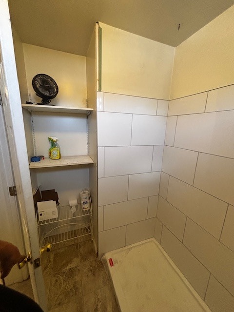 Espacio de almacenamiento en el baño cerca de la ducha - 1812 Pacific Beach Dr