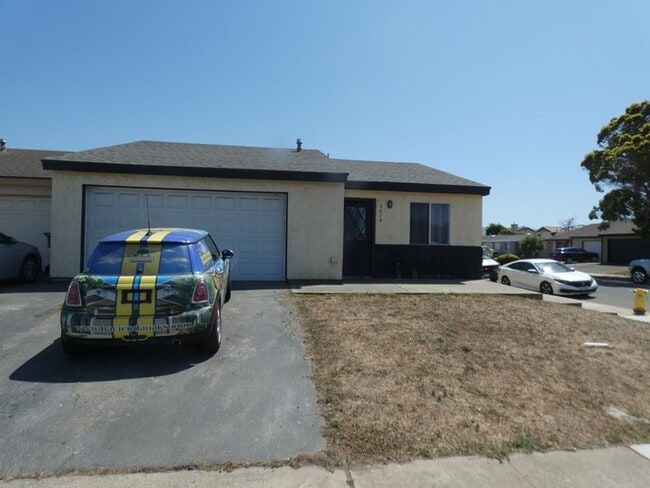 Building Photo - Cozy 2 bedroom 2 bath House with 2 Car Garage