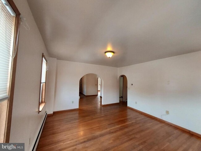 Photo - 213 Lincoln Way W