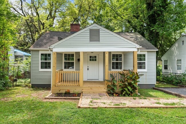 Building Photo - Freshly Renovated 2 Bed, 1 Bath – Prime Location Near Downtown Knoxville!