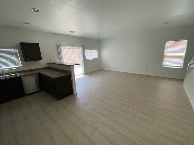 Photo - 1972 Joyful St