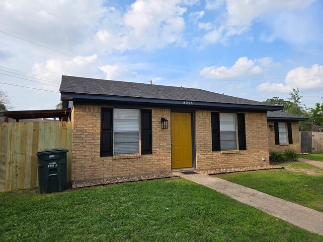 Building Photo - Remodeled 2 Bed 1 Bath Duplex for Lease!!