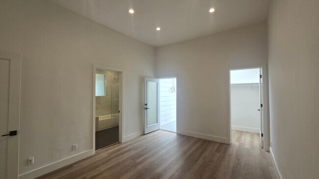 Photo - 1651-1651 La Salle Ave Unit 1649 New Model