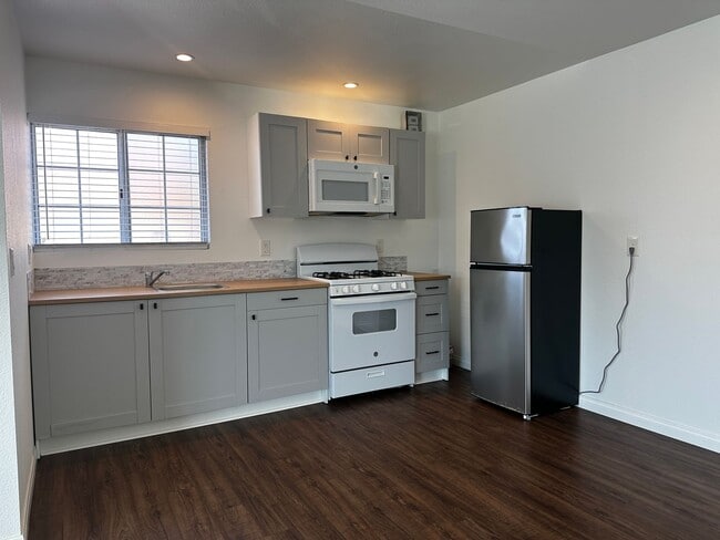 Photo - Move-In Special - Charming studio in San M...