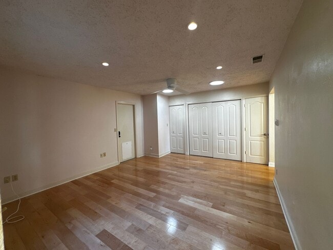 Photo - Single Story Court location