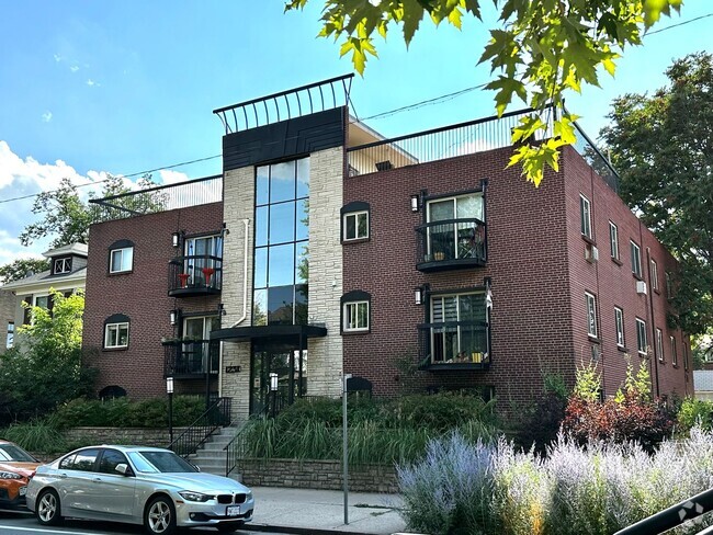 Building Photo - Prime Location Condo: Bright 1 Bed, 1 Bath...