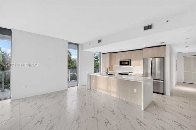 Building Photo - 2000 Metropica Wy Unit 203