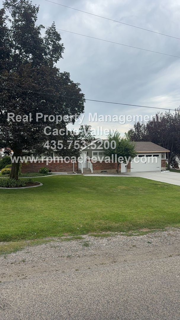 Photo - Stunning 4 Bed house in Hyde Park! Available mid August
