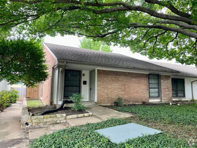 Building Photo - Townhome For Rent in Dallas - 3 Bedrooms/2...