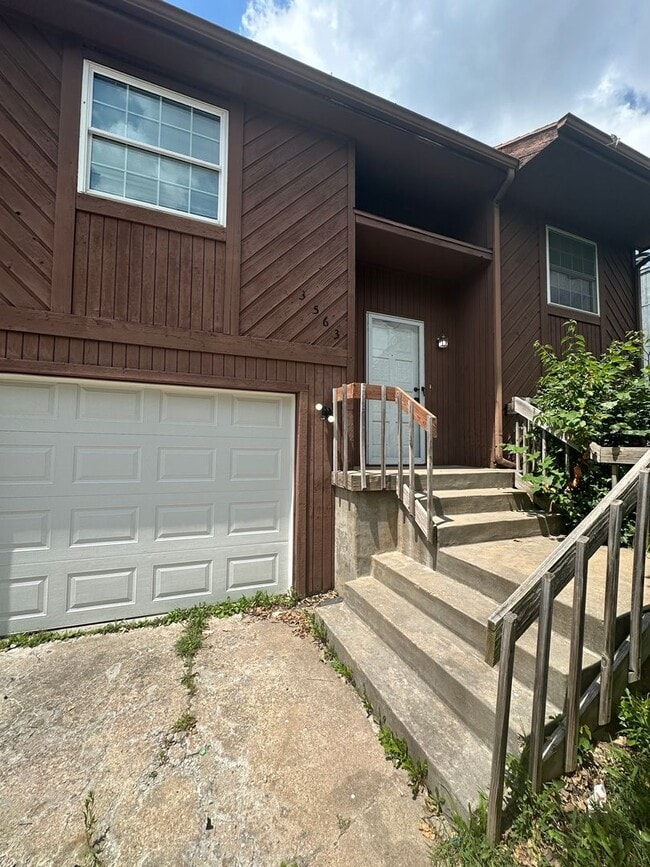 Building Photo - ***Available Immediately***Remodeled 3 Bed... Rental