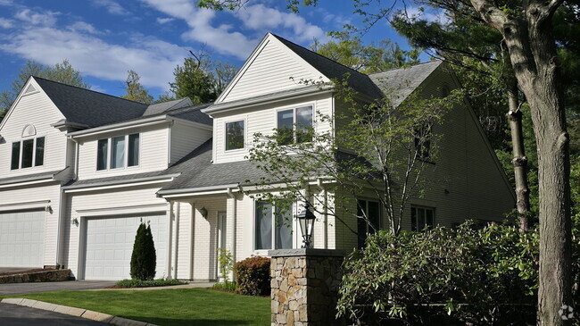 Building Photo - 900 W Roxbury Pkwy Rental