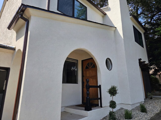 Building Photo - 1615 Olive St Unit B