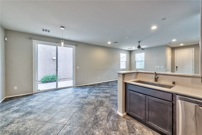 Photo - 3158 Teaderman Walk