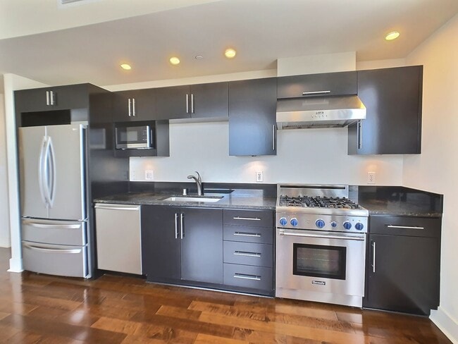 Photo - Gorgeous 2 Bedroom/2 Bathroom Condo for Rent at The 88 on the 17th Floor Unidad 1705