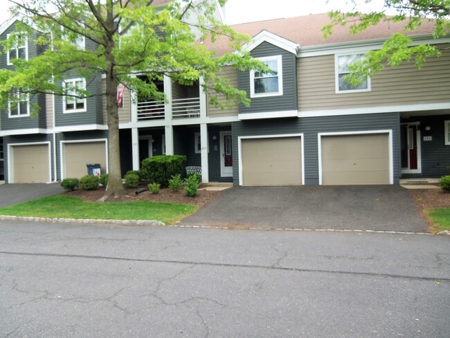 Townhouse Front - 357 Greenfield Rd Casa Adosada