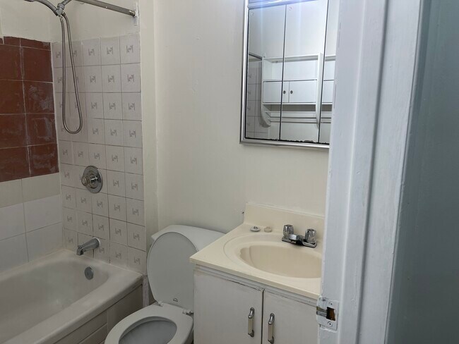 Photo - 700 Brock Av