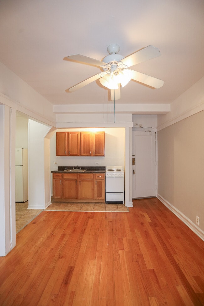 Building Photo - 7453 N Greenview Ave Unit #318