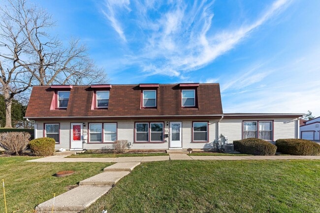 Building Photo - Townhouse in Hoffman Estates