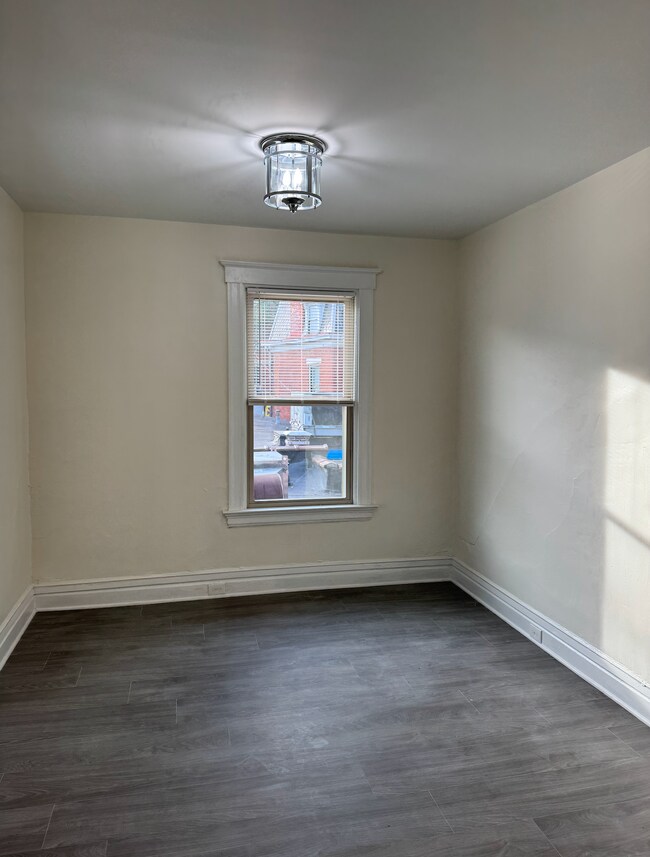 Living space - 1564 Chase Ave Unit 4