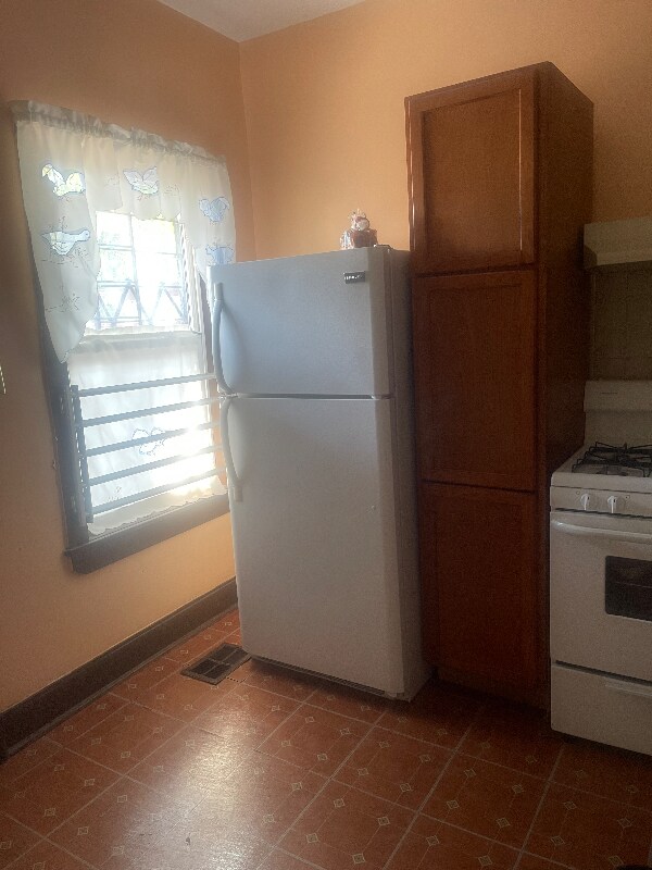 Photo - 611 E 75th St Unidad 2nd floor