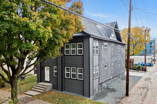 Photo - 911 W 31st St