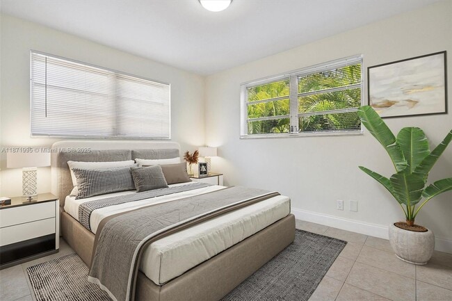 Building Photo - 1715 N 16th Ave Unit 202