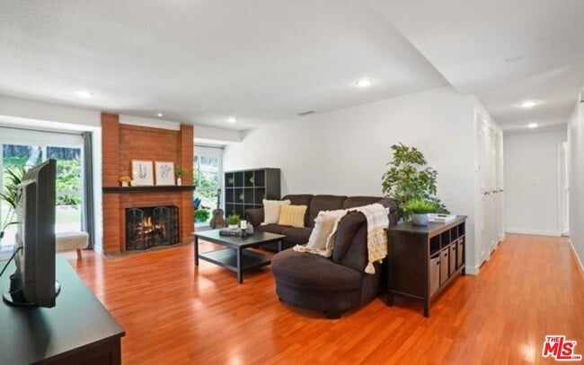 Photo - 2590 Scott Pl