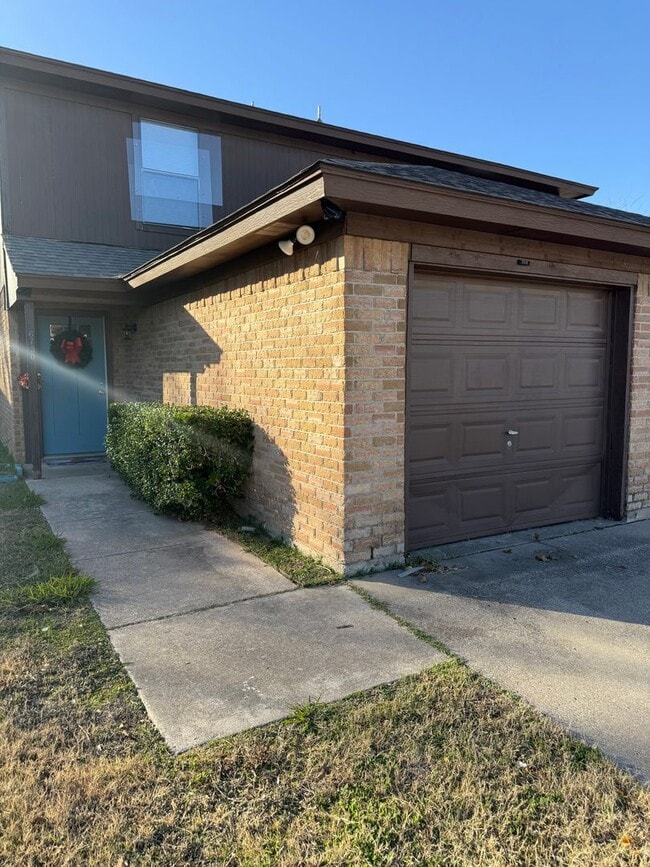 Building Photo - GLENBROOK6728-30 Unit 6730