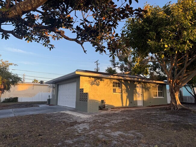 Photo - 1481 Barry St