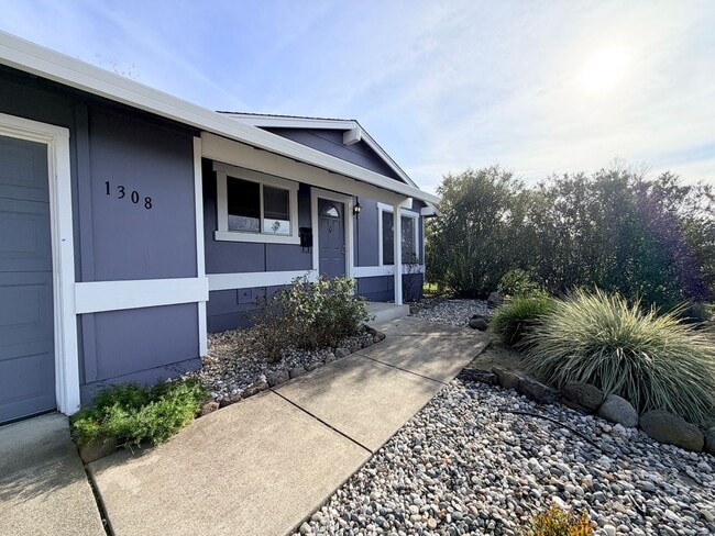 Building Photo - Charming Petaluma Home with Expansive Backyard
