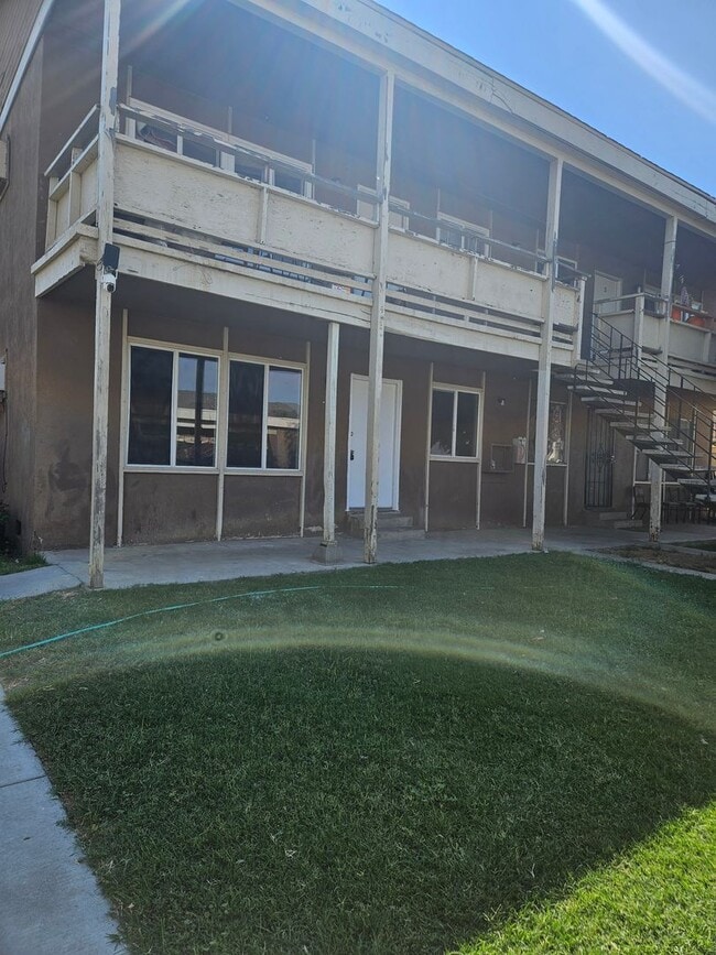 Building Photo - 734 Illinois Ave Unit 2 Rental