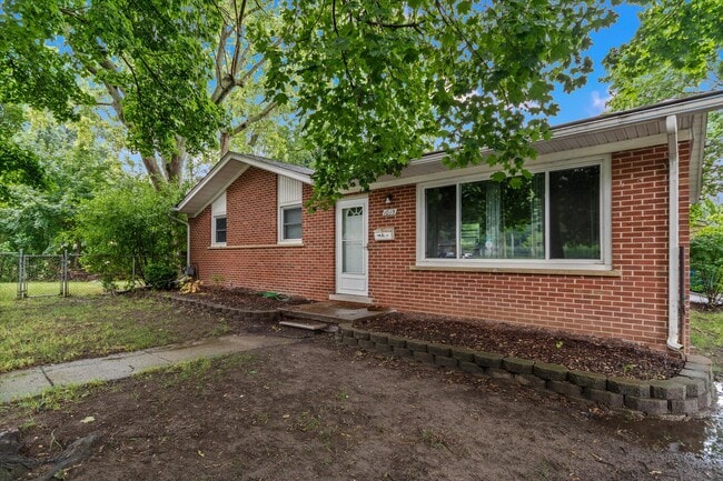 Photo - 1015 N Maple Rd