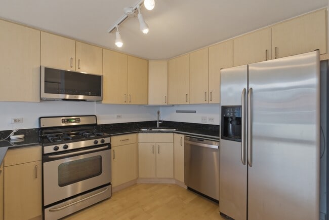 Building Photo - 330 West Grand-808 Unit 808
