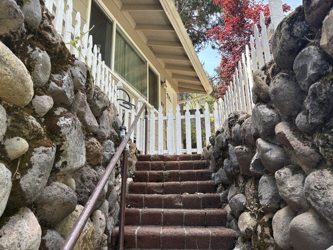 Darling 3-bedroom, 2-bath duplex home just minutes from Marshall Hospital and downtown Placerville!