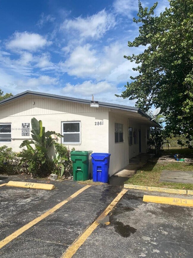 Building Photo - 2861 NW 15th Ct Unit 2