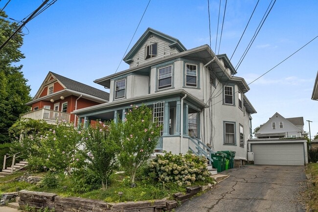 House, garden, driveway - 18 Quincy St Apartment Unit 3