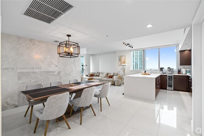 Building Photo - 92 SW 3rd St Unit 3205 Rental