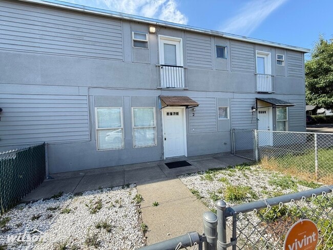 Modern Townhouse Living – 3 Beds, 2.5 Bath... - Modern Townhouse Living – 3 Beds, 2.5 Bath...
