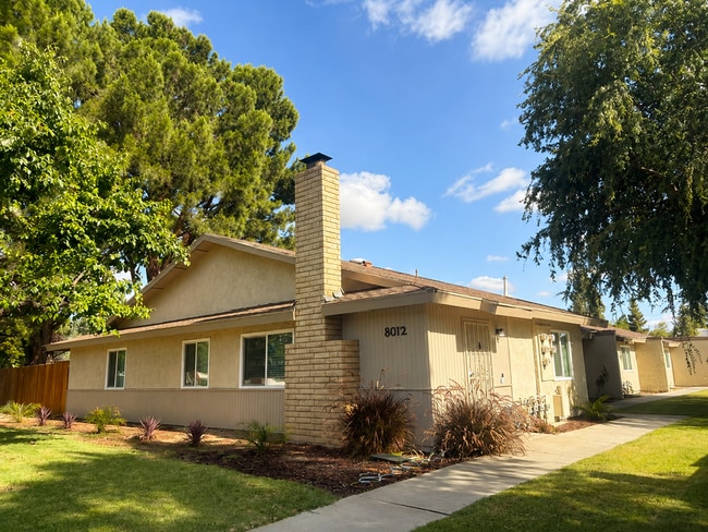 Building Photo - Newly Renovated 2 Bedroom / 1 Bathroom Home in Laurelglen – Garage & Yard Included!