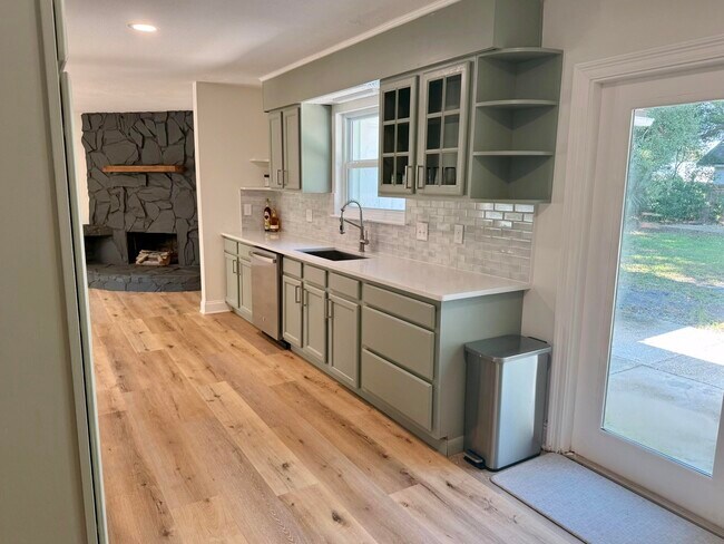 Photo - 215 Buck Dr NE