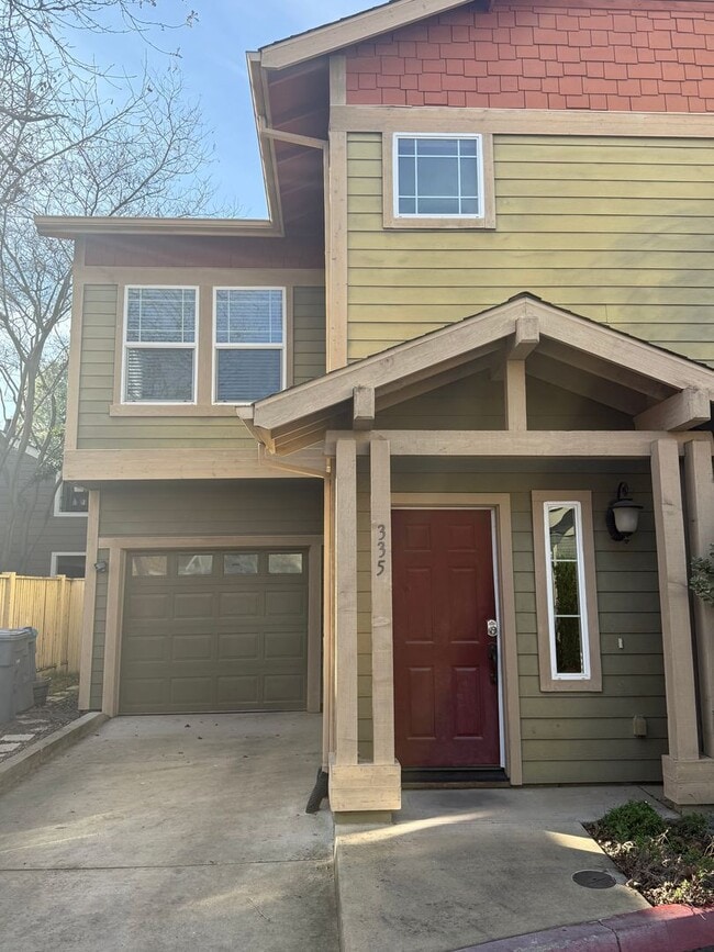 Building Photo - 3 Bedroom Home Close to Gym and Shopping-$1,000 OFF First Month's Rent