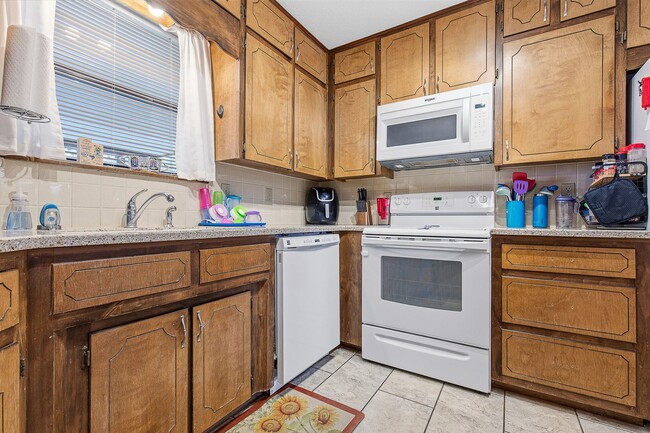 Photo - Spacious 3 bedroom 2 bath home with Solar Panels
