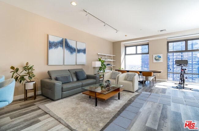 Photo - 801 S Grand Ave Unidad 1909