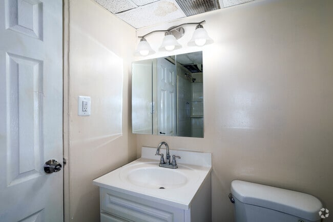 2BR, 1BA - 950SF - Bathroom
