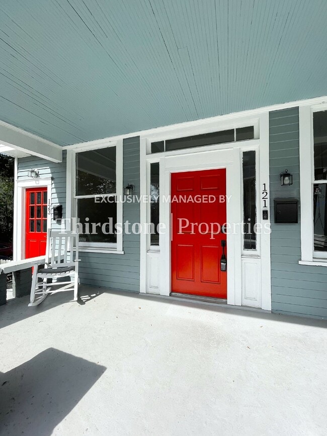 Photo - 121 W 6th St