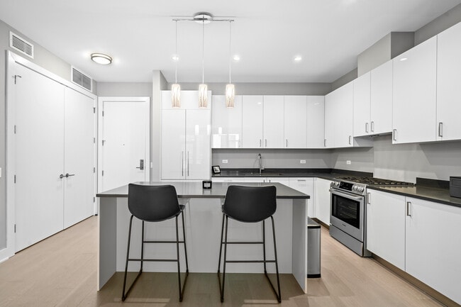 Building Photo - 1701 W Webster Ave Unit 512 Rental