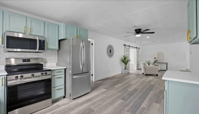 Photo - 814 Hall St House